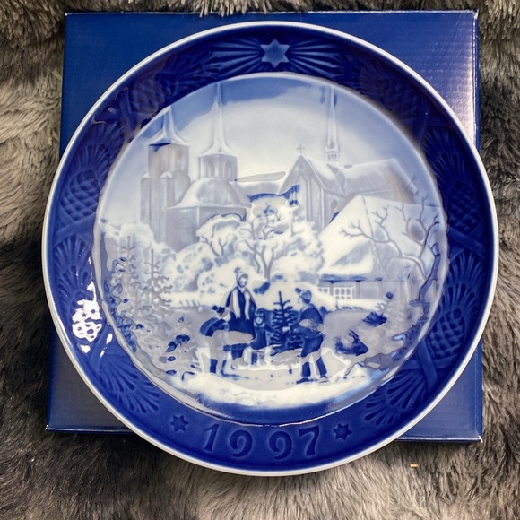 Royal Copenhagen Blue Winter Scene Plate - Picture 3 of 16